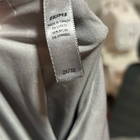 SKIMS Essential Everybody T-Shirt Bodysuit Smoke Gray - Picture 6 of 6